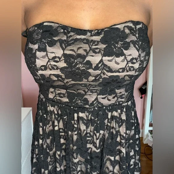 Lace Detail Black Gown - Picture 2 of 3